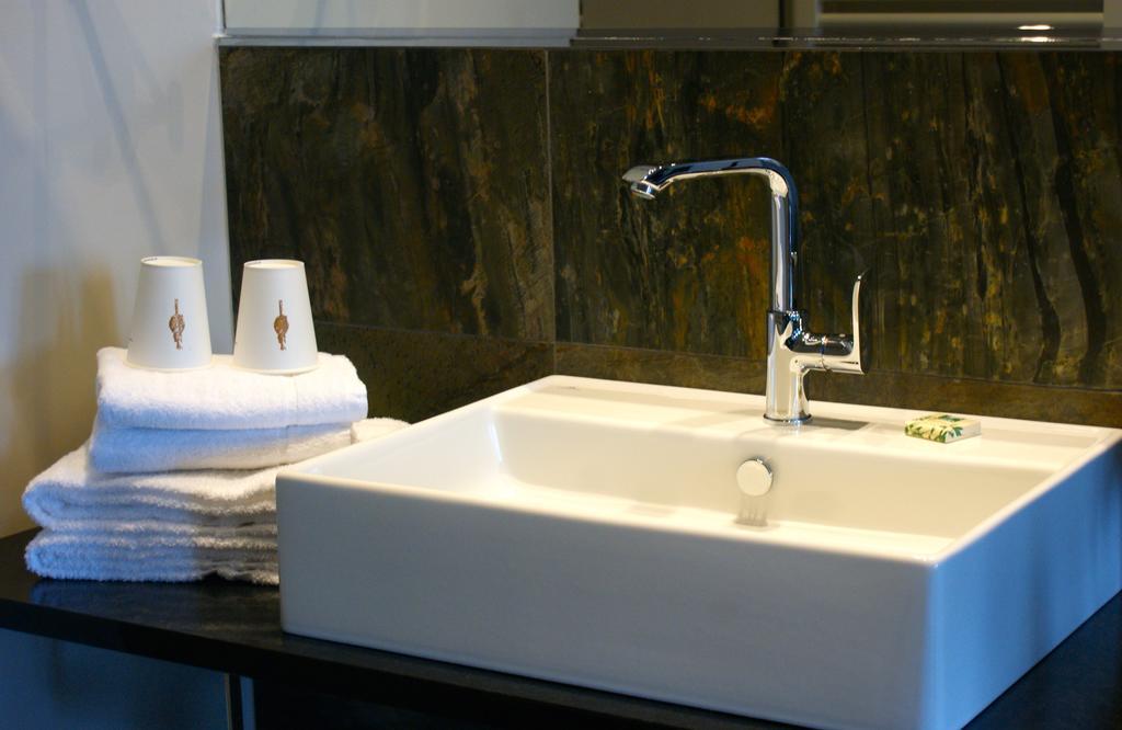 Emmerich Hotel Goerlitz Værelse billede A modern lavatory