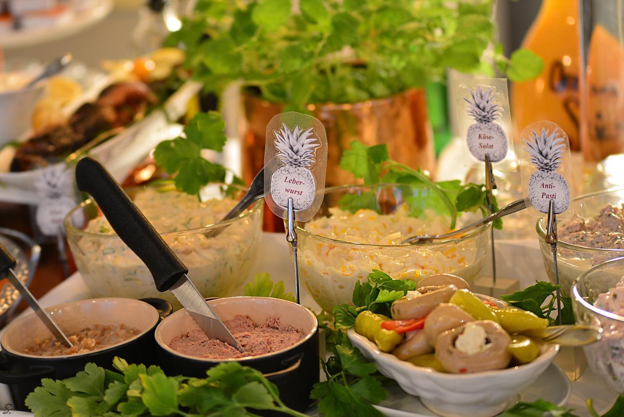 Emmerich Hotel Goerlitz Eksteriør billede A buffet with a selection of food